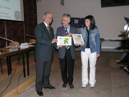Il Presidente della Camera di commercio di Bolzano si congratula con il dirigente scolastico Josef Irsara e con una rappresentate del gruppo di progetto dell’Istituto tecnico commerciale di La Villa.