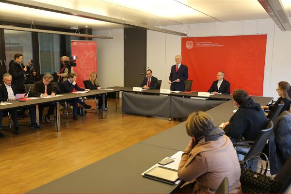 Arbeiten und leben in Südtirol ist das Jahresthema Arbeiten und leben in Südtirol ist das Jahresthema