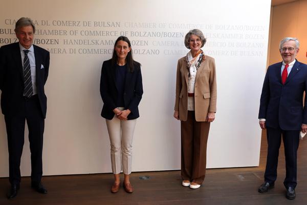 : Gerhard Brandstätter, Console Onorario della Repubblica Federale di Germania per la Regione Trentino-Alto Adige, Tatjana Schenke-Olivieri, Viceconsole, Ingrid Jung, Console Generale di Germania e Michl Ebner, Presidente della Camera di commercio di Bolzano : Gerhard Brandstätter, Console Onorario della Repubblica Federale di Germania per la Regione Trentino-Alto Adige, Tatjana Schenke-Olivieri, Viceconsole, Ingrid Jung, Console Generale di Germania e Michl Ebner, Presidente della Camera di commercio di Bolzano