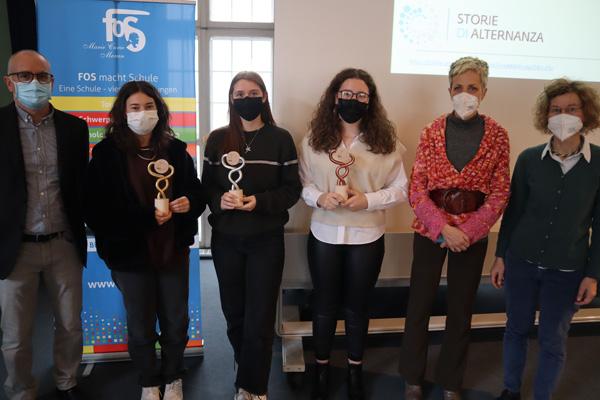 Il Preside dell’Istituto tecnico per il turismo e le biotecnologie “Marie Curie” di Merano Dr. Markus Dapunt, le vincitrici Lisa Fleischmann, Alexa Pöhl e Noemi Prünster con le docenti Carla Molinari e Sigrid Gruber Il Preside dell’Istituto tecnico per il turismo e le biotecnologie “Marie Curie” di Merano Dr. Markus Dapunt, le vincitrici Lisa Fleischmann, Alexa Pöhl e Noemi Prünster con le docenti Carla Molinari e Sigrid Gruber