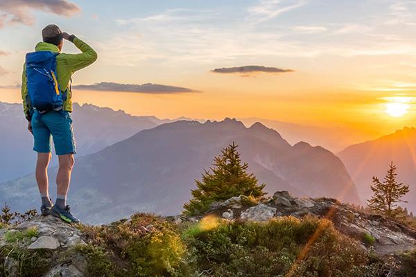 Wanderer mit Blick über die Bergketten