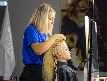 Annika Kofler, Friseurin