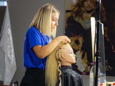 Annika Kofler, Friseurin