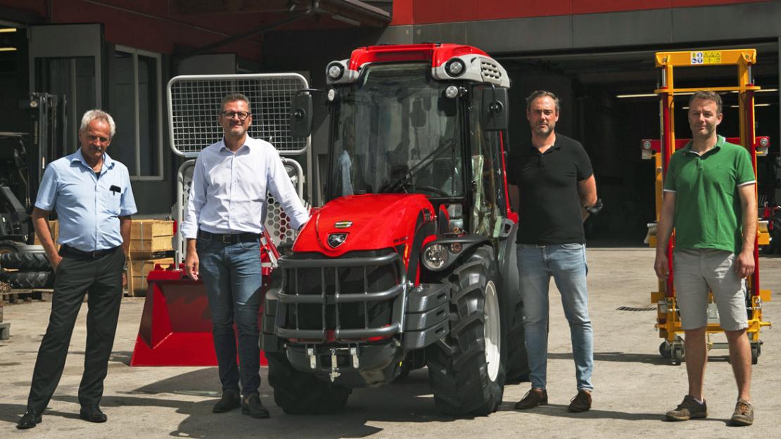 Elmar Morandell, Geschäftsführer von EMT Transport, Martin Foradori, Vizepräsident Konsortium Südtirol Wein, Andreas Kofler, Präsident Konsortium Südtirol Wein und Christian Sanoll, Geschäftsführer von Sanoll Landmaschinen (v.l.n.r.). Elmar Morandell, Geschäftsführer von EMT Transport, Martin Foradori, Vizepräsident Konsortium Südtirol Wein, Andreas Kofler, Präsident Konsortium Südtirol Wein und Christian Sanoll, Geschäftsführer von Sanoll Landmaschinen (v.l.n.r.).