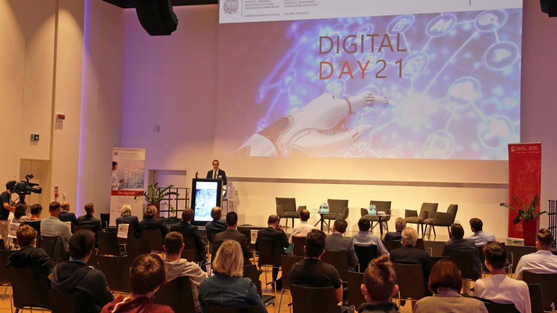 Der Generalsekretär der Handelskammer Bozen, Alfred Aberer, bei der Eröffnung des Digital Day. Der Generalsekretär der Handelskammer Bozen, Alfred Aberer, bei der Eröffnung des Digital Day.
