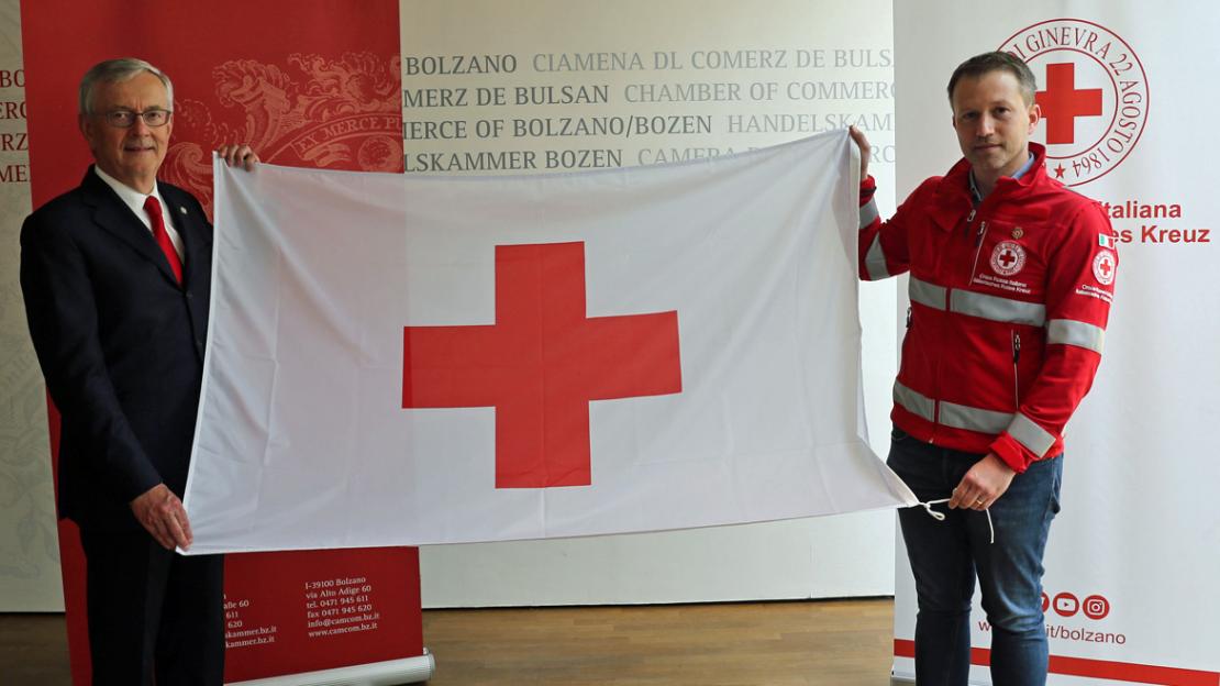 Da sinistra a destra: Michl Ebner, Presidente della Camera di commercio di Bolzano e Manuel Pallua, Presidente della sezione provinciale della Croce Rossa. Da sinistra a destra: Michl Ebner, Presidente della Camera di commercio di Bolzano e Manuel Pallua, Presidente della sezione provinciale della Croce Rossa.