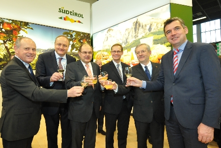 Im Bild von links nach rechts: Leo Tiefenthaler, Präsident des Südtiroler Bauernbundes, Joachim Rukwied, Präsident des Deutschen Bauernverbandes, Christian Schmidt, Deutscher Bundesminister für Ernährung und Landwirtschaft, Michael Müller, Regierender Bürgermeister von Berlin, Michl Ebner, Präsident der Handelskammer Bozen und Herbert Dorfmann, Europaparlamentarier.