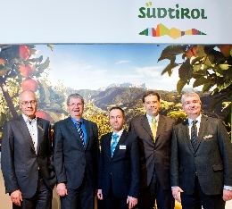 Im Bild von links nach rechts: Gerhard Dichgans (Direktor VOG), Georg Theiner (Südtiroler Obstversteigerung), Thomas Oberhofer (Obmann VI.P), Martin Siller (Fruttunion) und Georg Kössler (Obmann Südtiroler Apfelkonsortium). 