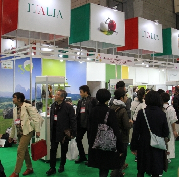 Nella foto: i visitatori della foodex 2015