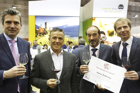 Nella foto da sinistra a destra: Herbert Dorfmann, Deputato al Parlamento europeo, Maximilian Niedermayr, Presidente del Consorzio Vini Alto Adige, il premiato Anton Zublasing e Klaus Unterweger, Direttore di dipartimento dell’Assessore provinciale Arnold Schuler. 